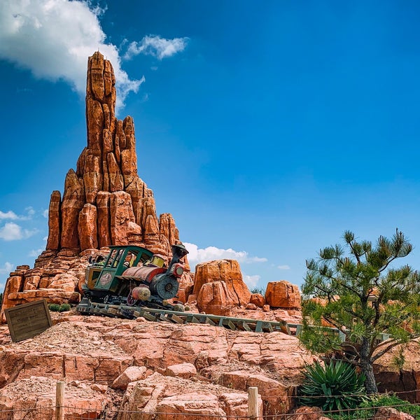 次での写真 ビッグサンダー マウンテン Big Thunder Mountain 浦安市のテーマパークの乗り物 アトラクション