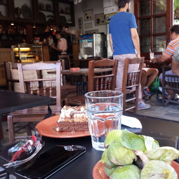 Foto tirada no(a) Καφεγλυκοπωλείο 1743 por Tassos P. em 8/31/2014