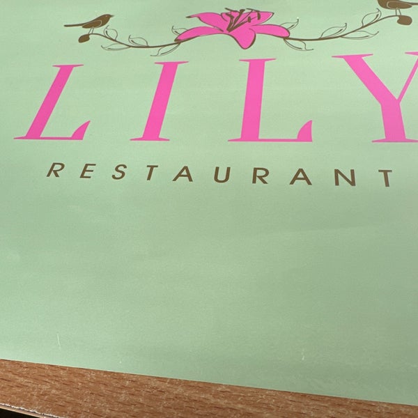 รูปภาพถ่ายที่ Lily Restaurant โดย /dr💥Saud🤙💙💛🇸🇦💛💙 80s เมื่อ 12/23/2023