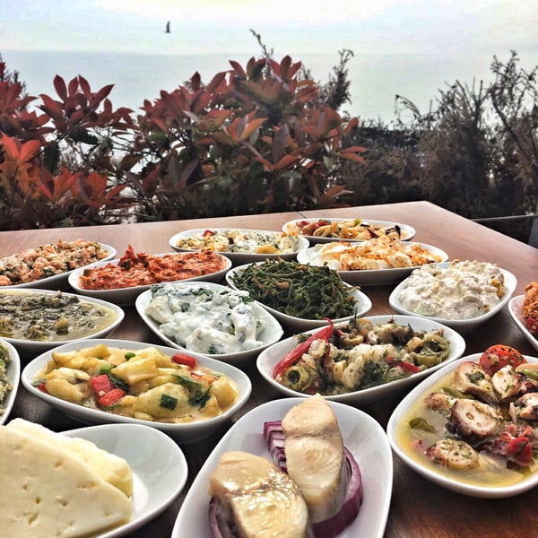 Mezeler Türk ve Yunan mutfağının en iyilerinden seçilmiş ve çok lezzetliler olmuş. Sırf bunun için bile gidilir. İlgi ve servis de mükemmel. E bi de denize nazır olunca olayın rengi değişiyor 10/10
