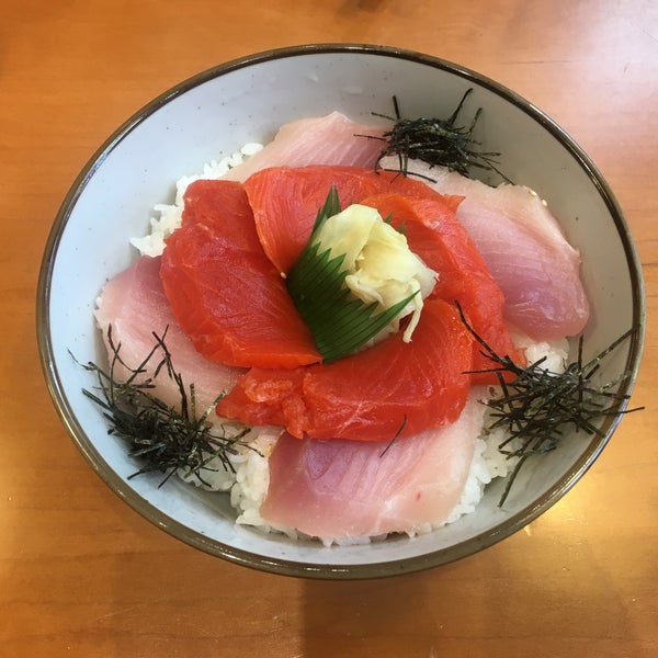 รูปภาพถ่ายที่ Sushi Itoga โดย Leonard F. เมื่อ 5/13/2017