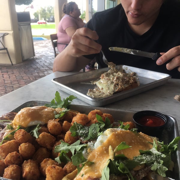 Foto diambil di Tucker Duke&#39;s Lunchbox Deerfield Beach, Florida oleh Courtney M. pada 3/9/2019