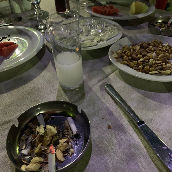 Das Foto wurde bei Mavi Göl Restaurant von M.ömer am 8/7/2019 aufgenommen