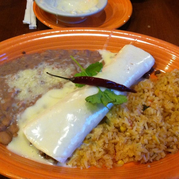 Das Foto wurde bei La Parrilla Mexican Restaurant von 🎼Brittany K. am 5/16/2013 aufgenommen