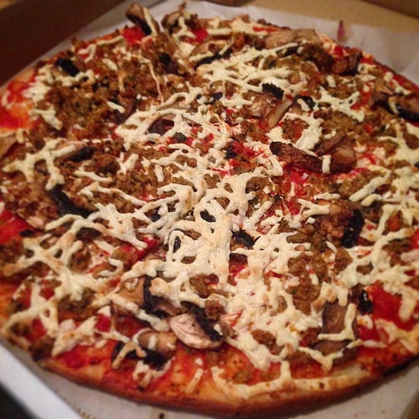 รูปภาพถ่ายที่ Rudy&#39;s Gourmet Pizza โดย Julian S. เมื่อ 10/6/2014