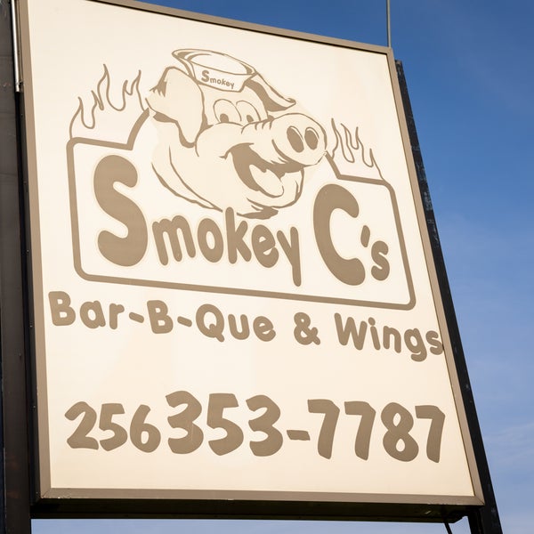 Das Foto wurde bei Smokey C&#39;s Bar-B-Que &amp; Wings von Smokey C&#39;s Bar-B-Que &amp; Wings am 6/4/2018 aufgenommen