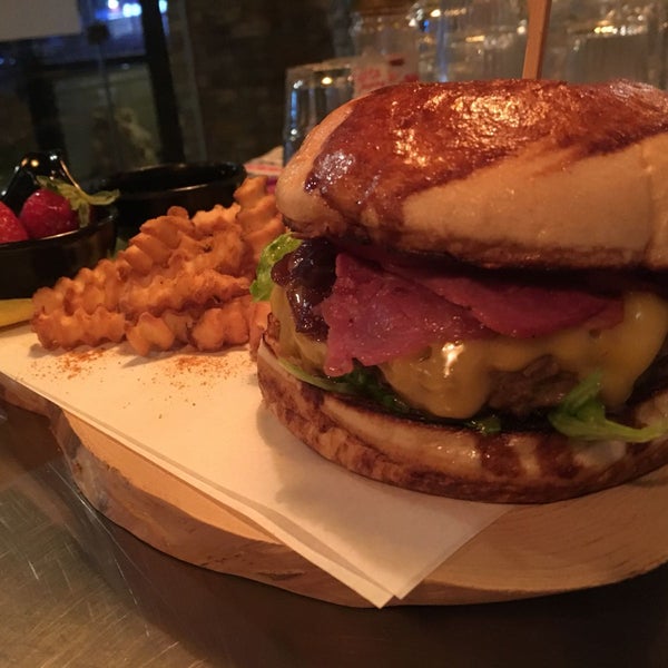 12/5/2017 tarihinde Okan K.ziyaretçi tarafından C Plus Organic &amp; Gourmet Burger'de çekilen fotoğraf