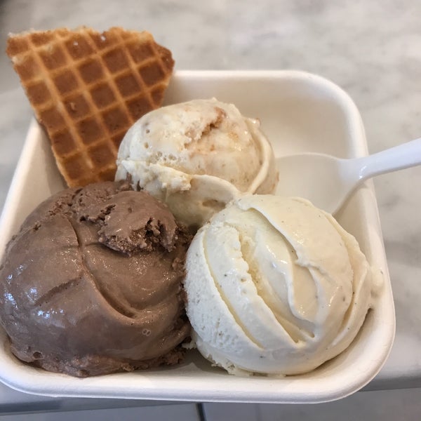 Снимок сделан в Jeni&#39;s Splendid Ice Creams пользователем Lara T. 9/5/2018