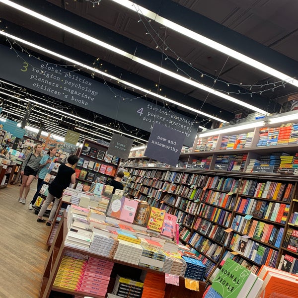 Das Foto wurde bei Brookline Booksmith von Basma am 6/27/2019 aufgenommen