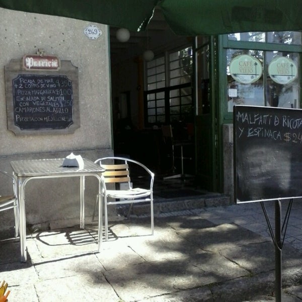 Photo taken at Café del Muelle Viejo by Flor F. on 4/8/2013