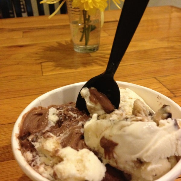 Foto scattata a Skoops Ice Cream and More da Ashley G. il 10/18/2013