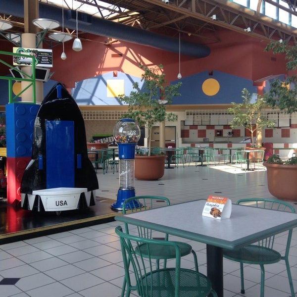รูปภาพถ่ายที่ The Marketplace at Steamtown โดย Robin M. เมื่อ 10/3/2014
