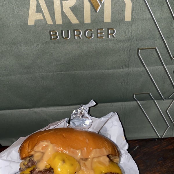 Das Foto wurde bei Army Burger von M | B am 1/11/2022 aufgenommen