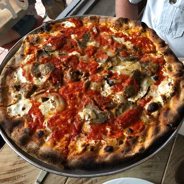 4/21/2018にAndrea G.がTucci&#39;s Fire N Coal Pizzaで撮った写真