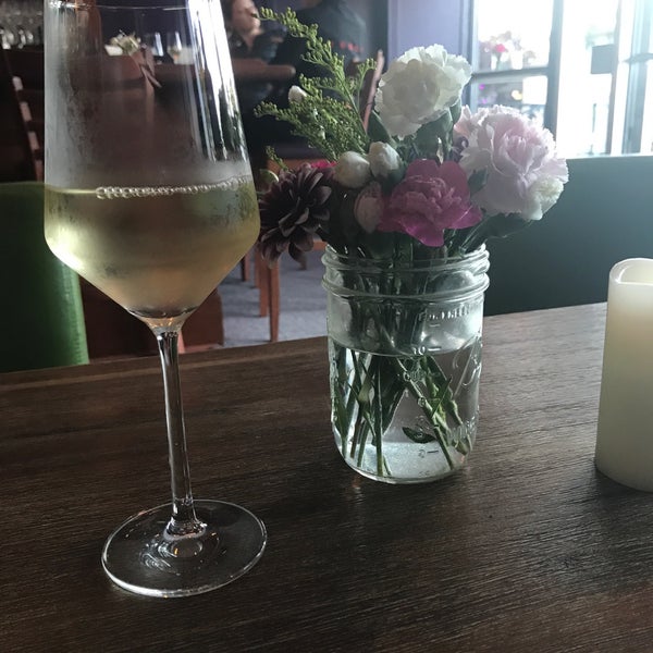 9/16/2017 tarihinde Lucy O.ziyaretçi tarafından Zinz Wine Bar'de çekilen fotoğraf