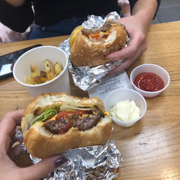 Photo taken at Five Guys by Tuany T. on 9/23/2018