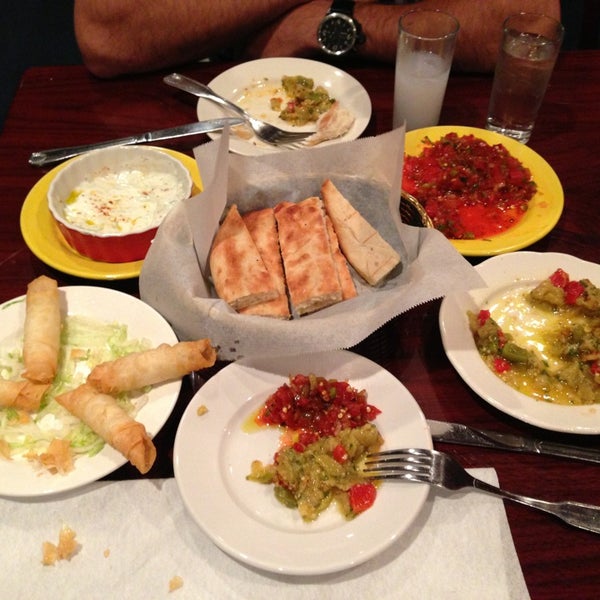 Das Foto wurde bei Cafe Efendi Mediterranean Cuisine von Jon T. am 4/27/2013 aufgenommen