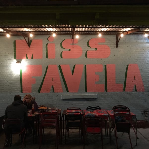 รูปภาพถ่ายที่ Miss Favela โดย Marie-Claire B. เมื่อ 11/5/2016