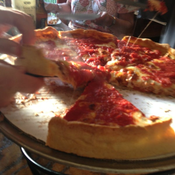 Снимок сделан в Lefty&#39;s Chicago Pizzeria пользователем Ket V. 3/3/2013