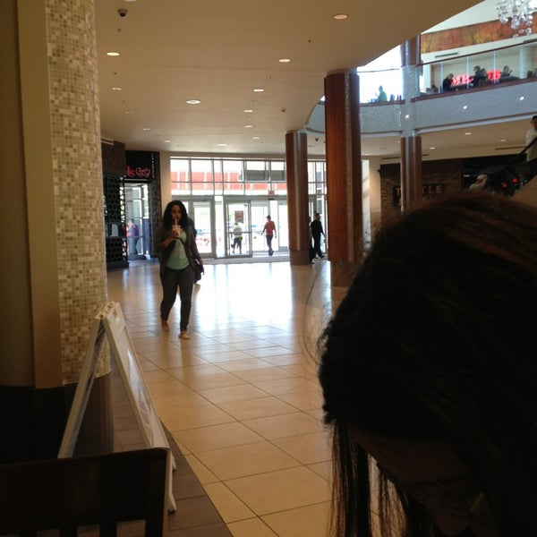 Foto scattata a Mapleview Shopping Centre da Chris L. il 5/25/2013