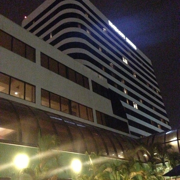Foto diambil di Embassy Suites by Hilton West Palm Beach Central oleh Geraldo A. pada 9/7/2013