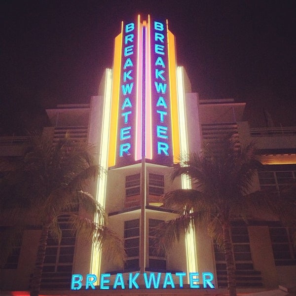 Foto scattata a Hotel Breakwater South Beach da Humberto M. il 2/14/2013