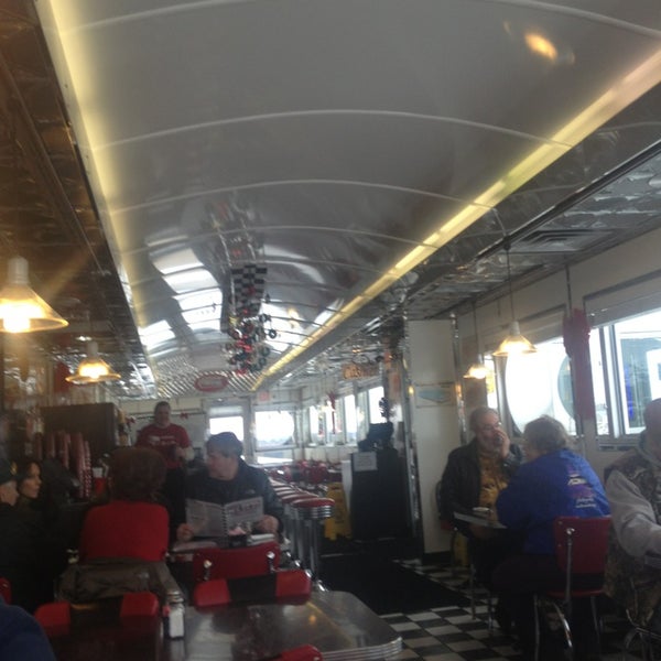 Foto tomada en Moe&#39;s Diner  por Lindsey D. el 12/13/2013