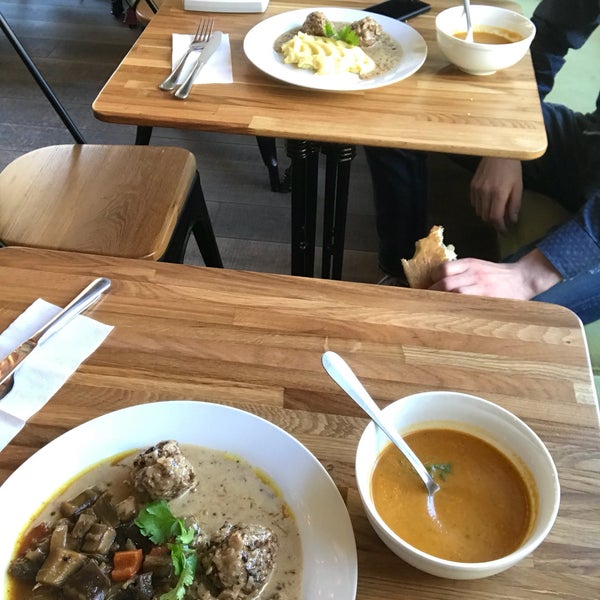 Тыквенный крем-суп, тефтели из баранины в фирменном соусе с овощами карри ,пюрешка и лепёшка из тандыра,ммм,ооочень вкусно!!!