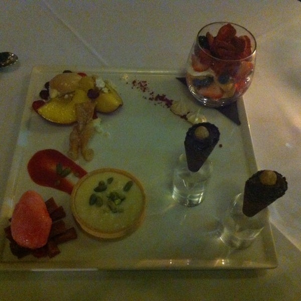 Delicious food, excellent service. That's the way it has to be. Try the Tuscan vine! Look at the desert. Wow!