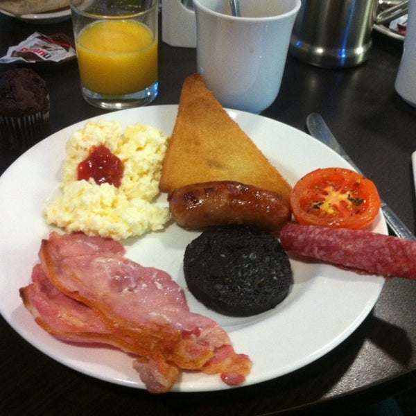 Photo taken at DoubleTree by Hilton Hotel London Heathrow Airport by Vincent V. on 12/15/2013