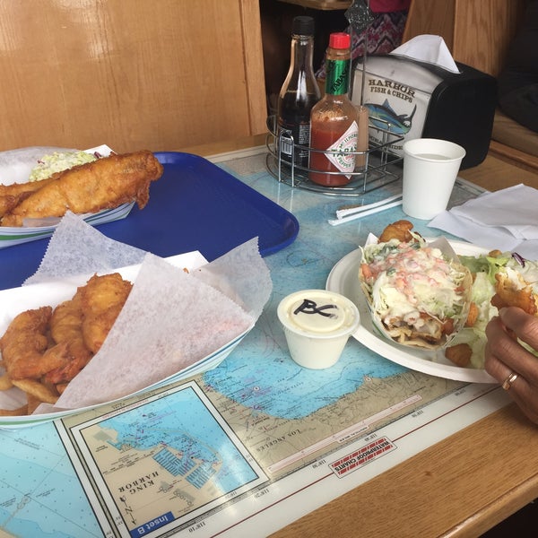 Foto scattata a Harbor Fish and Chips da Nikki il 8/7/2016