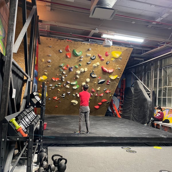 Das Foto wurde bei Brooklyn Boulders von Barb L. am 10/30/2020 aufgenommen