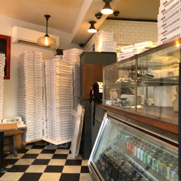 Foto tirada no(a) Williamsburg Pizza por Barb L. em 4/25/2020