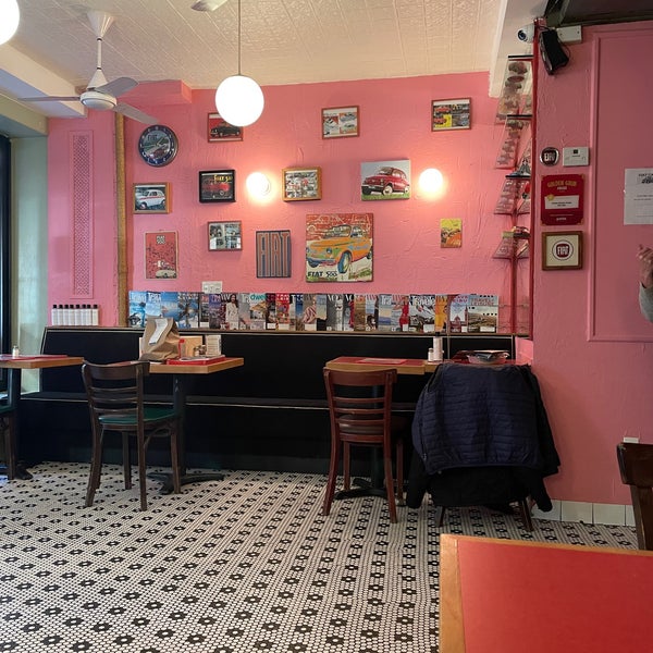 Foto tirada no(a) Fiat Café por Barb L. em 12/3/2020