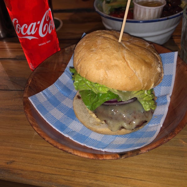 10/26/2019에 AFH님이 Makamaka Beach Burger Café에서 찍은 사진