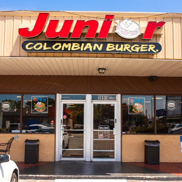 Снимок сделан в Junior Colombian Burger - South Trail Circle пользователем Junior Colombian Burger - South Trail Circle 5/14/2018