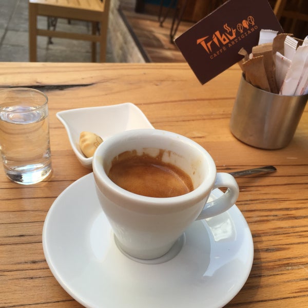 Photo prise au Tribu Caffe Artigiano par Çağla T. le9/6/2015