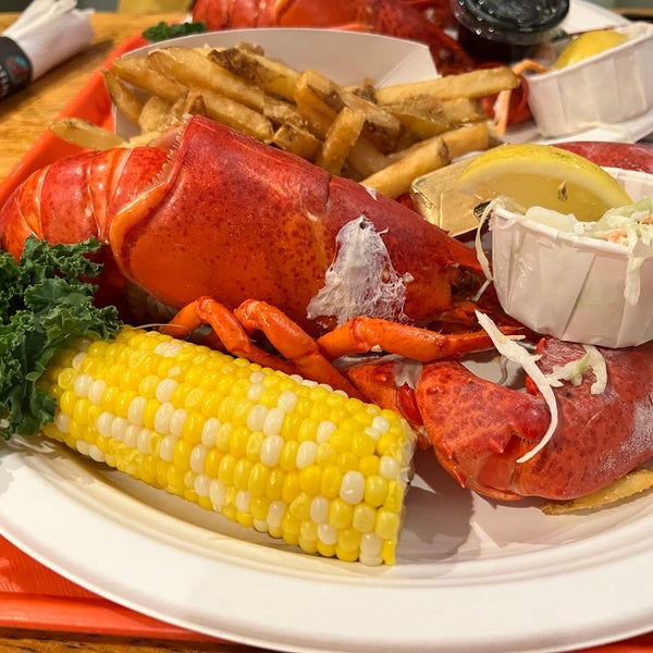 Foto diambil di Portland Lobster Company oleh Chuan H. pada 10/8/2021
