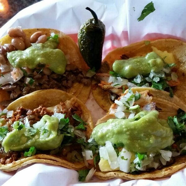 Foto tirada no(a) Los Tacos por Rich F. em 5/7/2015