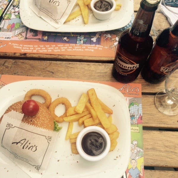 Foto diambil di Alins Cafe Restaurant oleh Bora İ. pada 5/30/2015