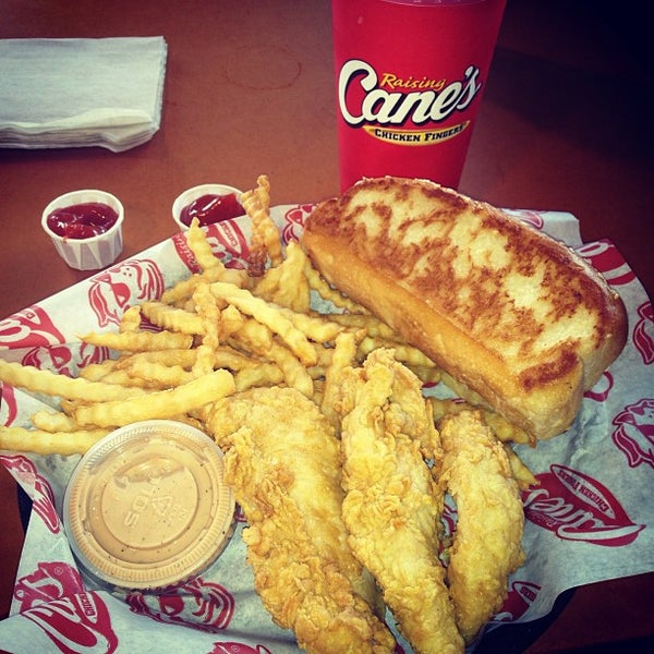 6/11/2013 tarihinde Sara G.ziyaretçi tarafından Raising Cane&#39;s Chicken Fingers'de çekilen fotoğraf