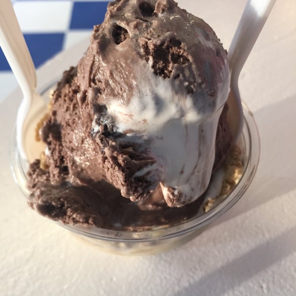 Photo taken at Handel&#39;s Homemade Ice Cream &amp; Yogurt by Lian Lynn T. on 7/9/2015