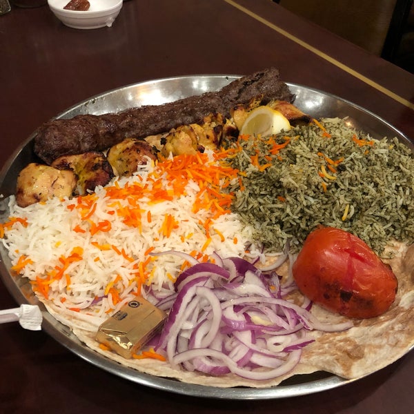 รูปภาพถ่ายที่ Kabobi - Persian and Mediterranean Grill โดย Faris ❄️ เมื่อ 5/14/2019