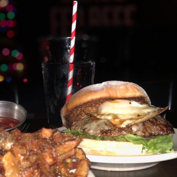 Foto tirada no(a) DMK Burger Bar por Faris ❄️ em 12/24/2018