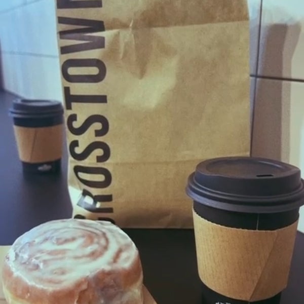 Foto scattata a Crosstown Doughnuts &amp; Coffee da THAMER il 11/29/2021