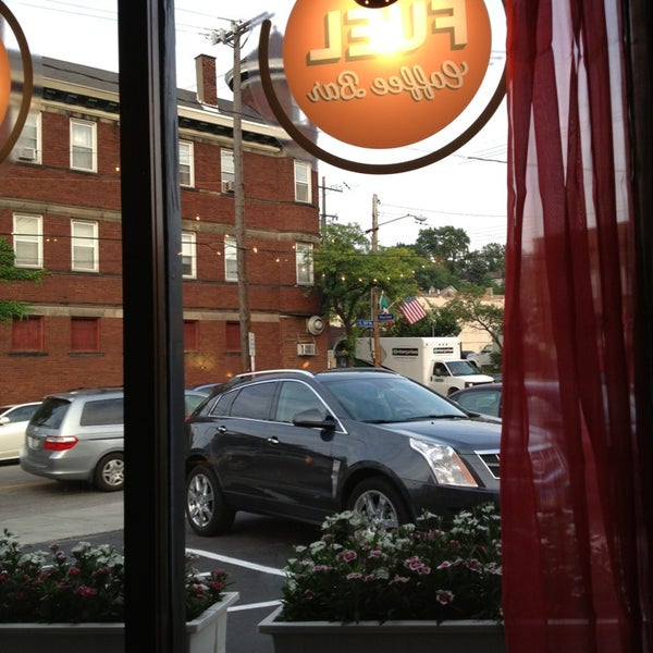 6/29/2013 tarihinde Liz F.ziyaretçi tarafından Fuel Coffee Bar'de çekilen fotoğraf