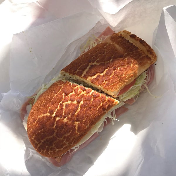 Foto scattata a Freddie&#39;s Sandwiches da Aaron E. il 11/27/2018