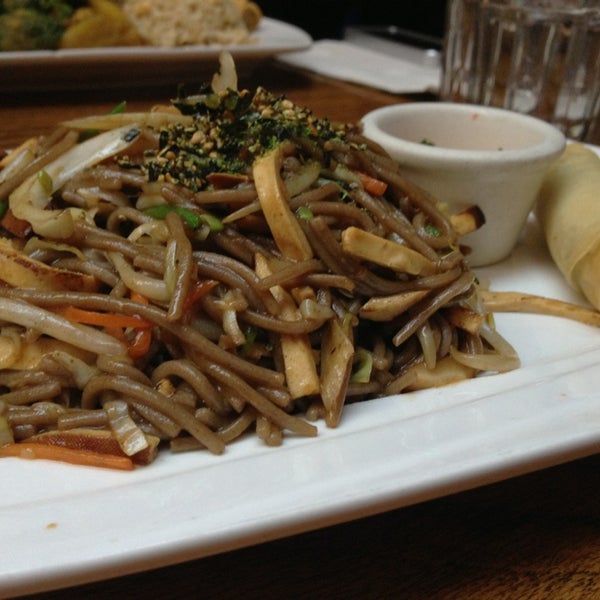 3/9/2013 tarihinde Emily D.ziyaretçi tarafından Wild Ginger Pan-Asian Vegan Cafe'de çekilen fotoğraf