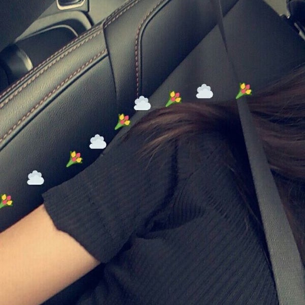 Картинки девушка в машине со спины с цветами