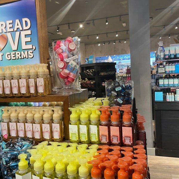 Bath & Body Works 419 King St W